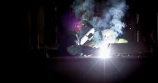 Fra garage til professionelt værksted: Optimer arbejdsområdet med en sammenklappelig kran